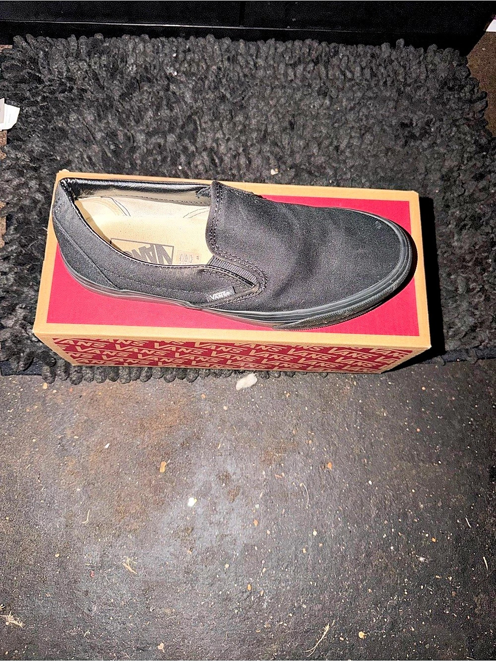 Classic slip on black/black vans men’s size is 7 women’s size 8.5 Eur size 39